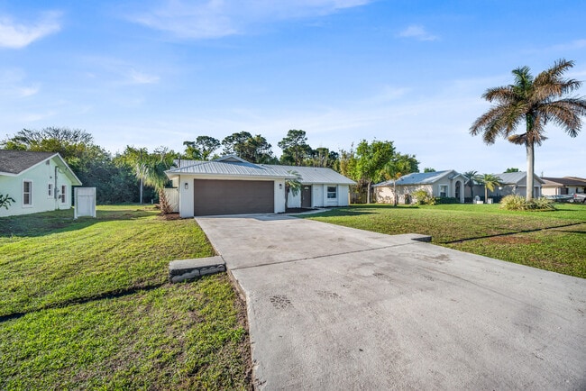 Building Photo - 2514 SE Alfonso Ave
