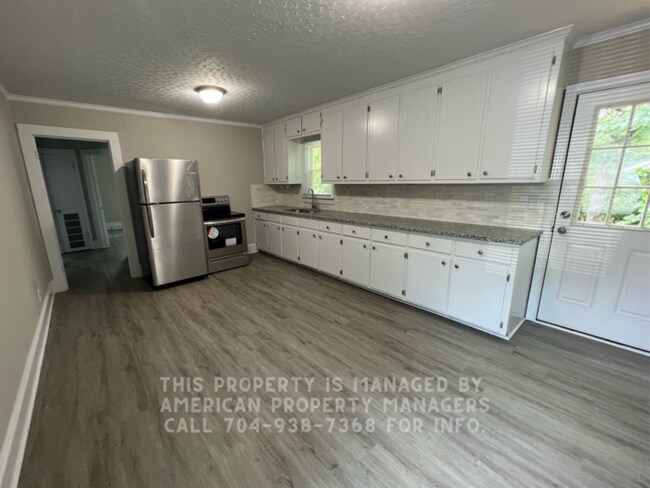 Building Photo - 914 N Church St