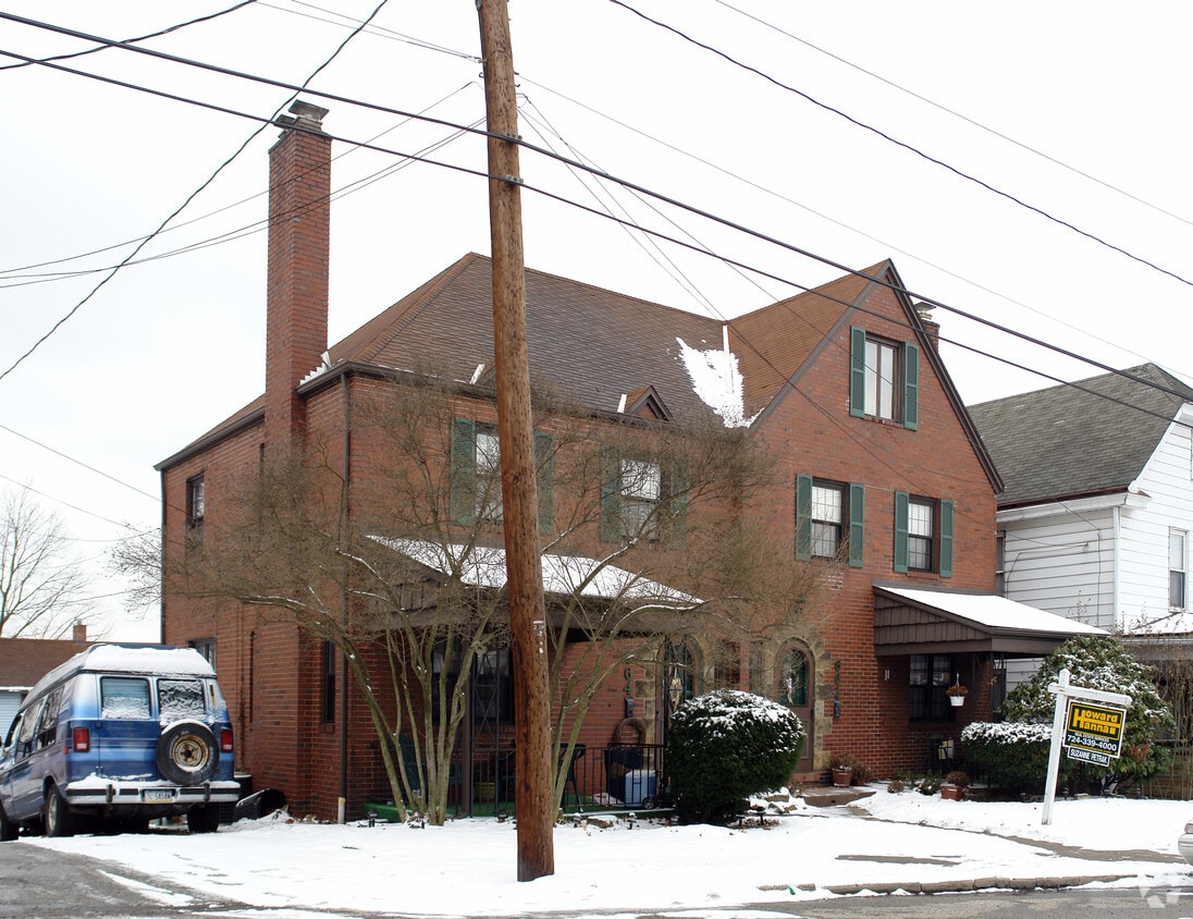 662668 Catalpa St, New Kensington, PA 15068 Apartments in New