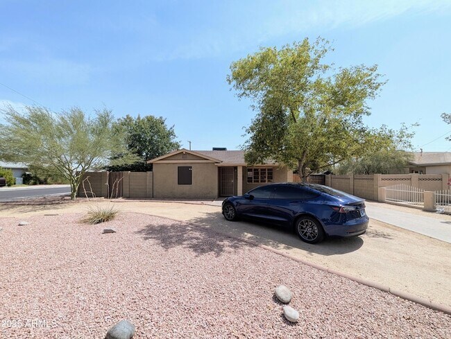 Building Photo - 2443 E Earll Dr