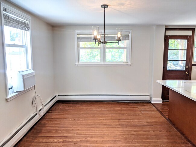 Foto del edificio - 736 E Railroad Ave