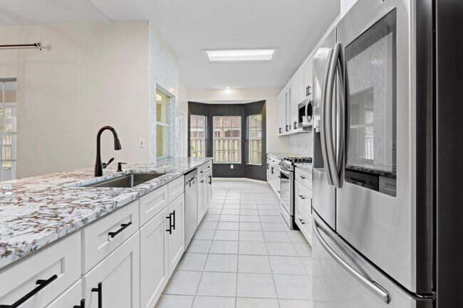 Building Photo - Beautifully renovated 4 bedroom 2 bath in NW Capri Neighborhood