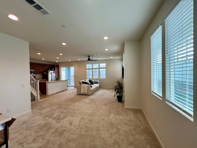 Building Photo - 394 Water Lily St