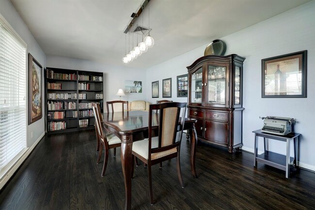 Building Photo - 2910 Freshmeadows Dr