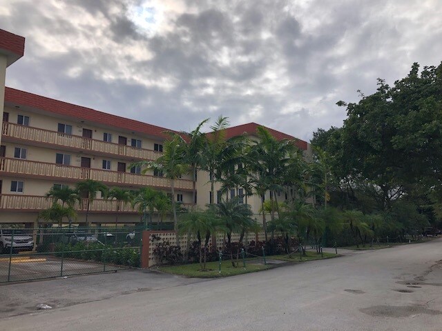 Foto del edificio - 960 S Le Jeune Rd