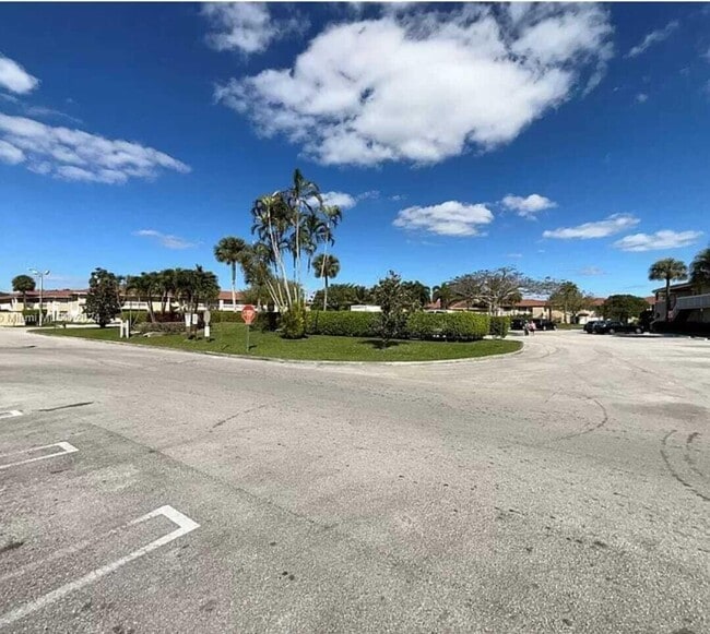 Foto del edificio - 9905 Twin Lakes Dr