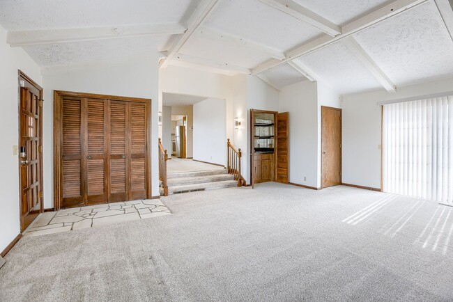 Building Photo - Charming Must See 3 Bedroom!!