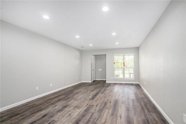 Building Photo - 2808 Golfing Green Dr