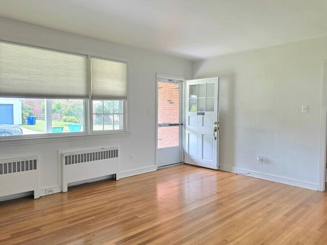 Building Photo - Charming and well-maintained ranch style available now!
