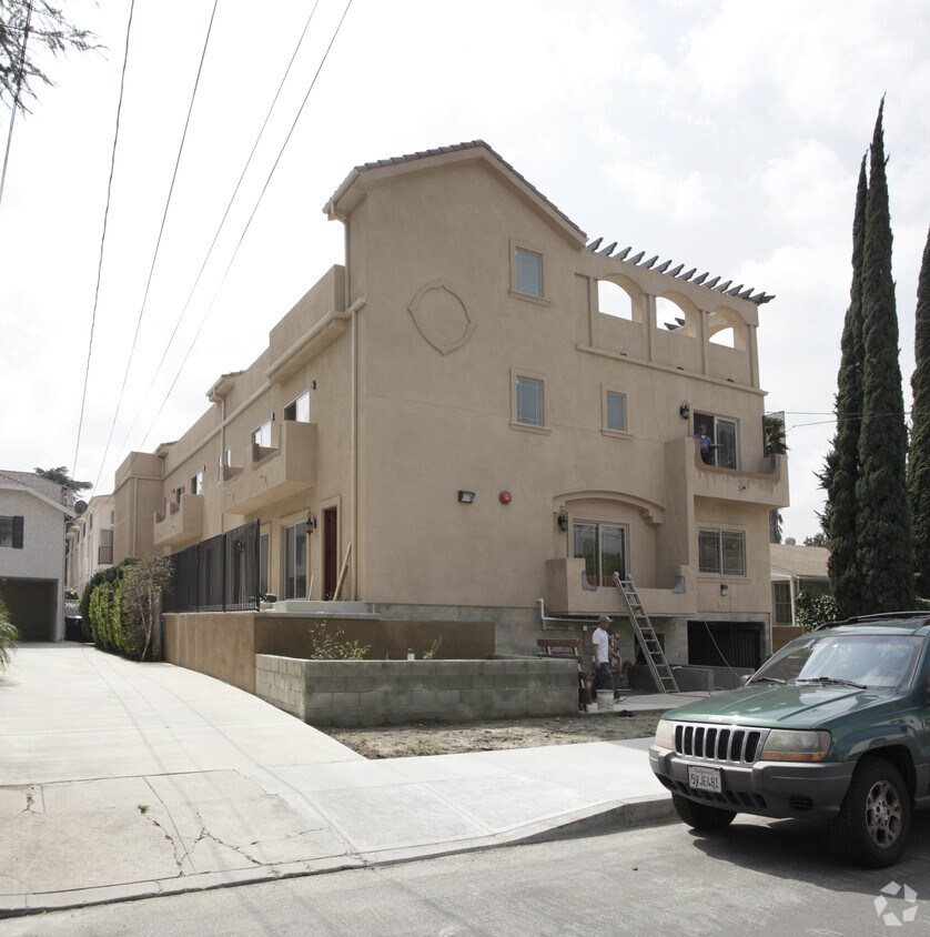 Primary Photo - 10808 Kling St