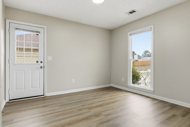 Foto del edificio - Updated 3BR / 2BA Home – Granite Counters & LVP