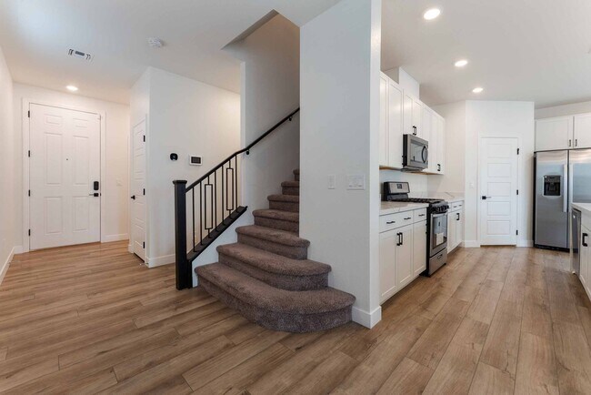 Building Photo - Luxurious Gated Community Dream Home!