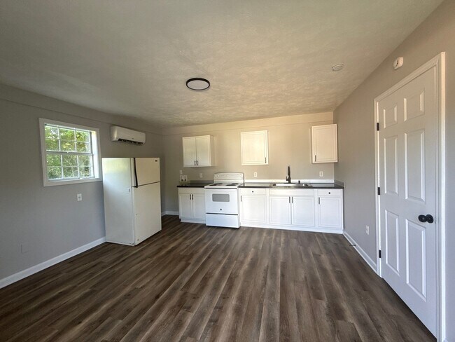 Building Photo - 144 Sarah Cir