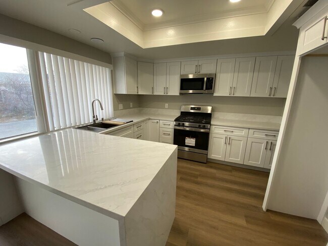 Building Photo - West Lancaster 4 bedroom available now!