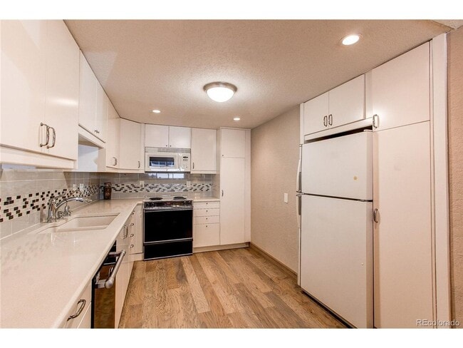 Building Photo - Glenwood Gardens Townhouse in Quiet Location