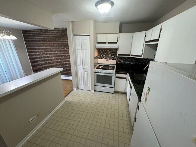 Foto del edificio - 2 Bedroom Condo in Palatine