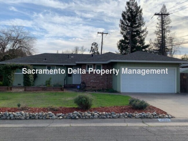 Building Photo - Adorable mid-century 3 bedroom, 1.5 bath home
