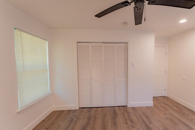 Building Photo - 1103 N Grant Dr