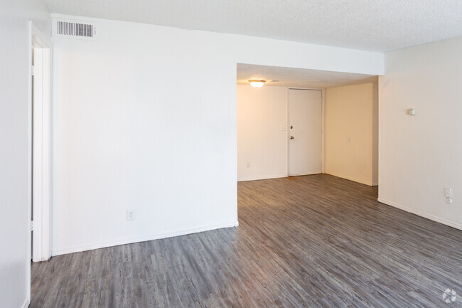 2BR, 2BA - 947 SF - Midwest Pointe Apartments