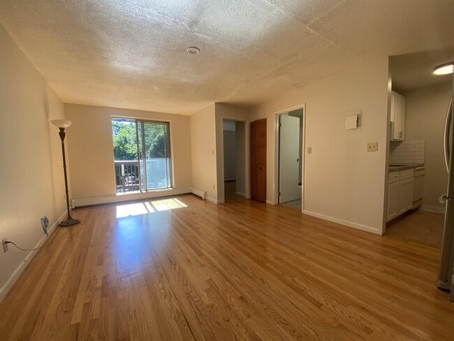Building Photo - 142 Kenrick St