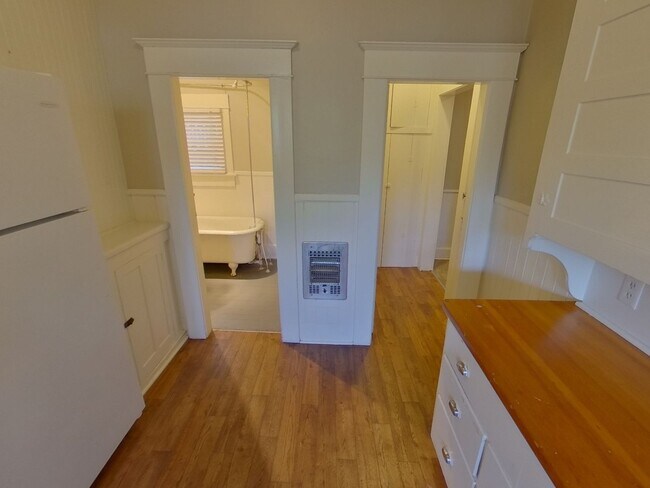 Building Photo - Lovely Remodeled 5 Bedroom Home