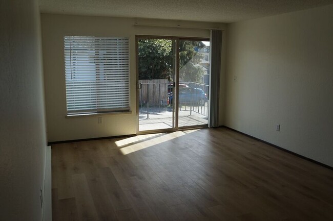 Building Photo - 1 Bed, 1-Bath Apartment in Fremont featuri...