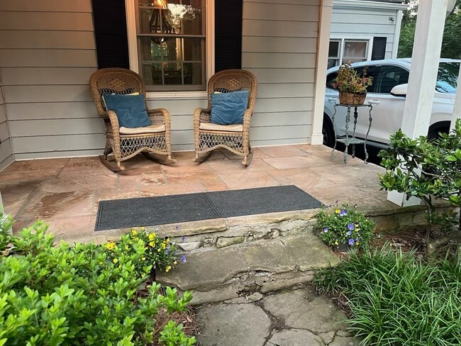 Foto del edificio - 1403 Cinderella Rd