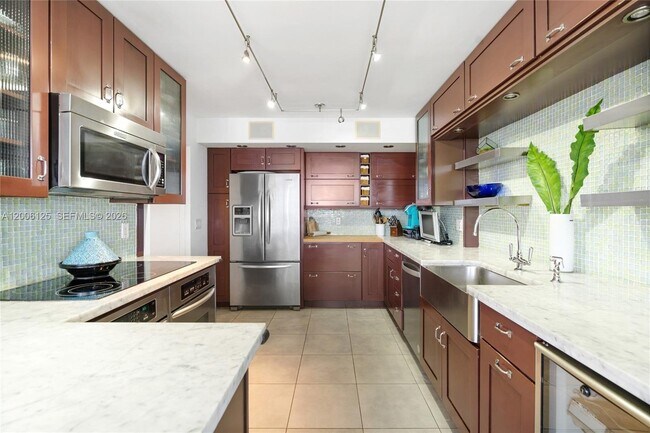 Foto del edificio - 600 NE 36th St