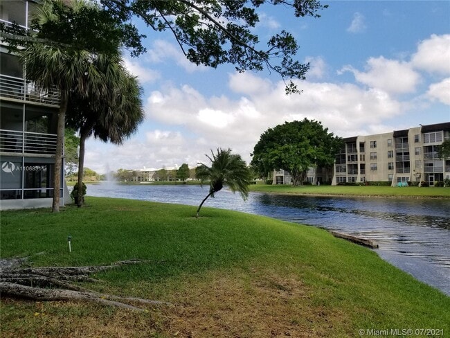 Building Photo - 9420 Poinciana Pl