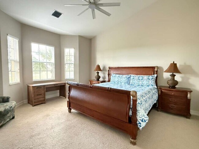 Building Photo - 3 Bed + Flex, 3 Bath 2,686 Sq Ft - Top Floor Coach Home