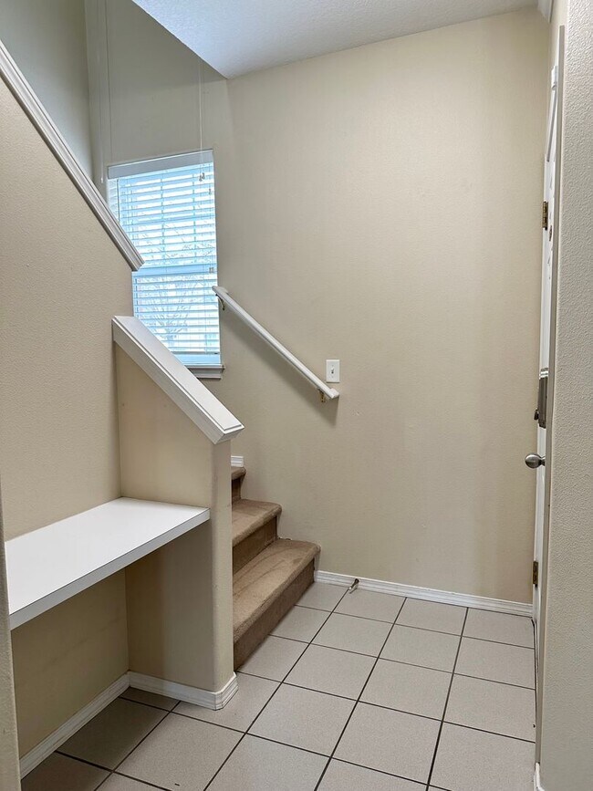 Building Photo - Desirable dual master suite townhouse clos...