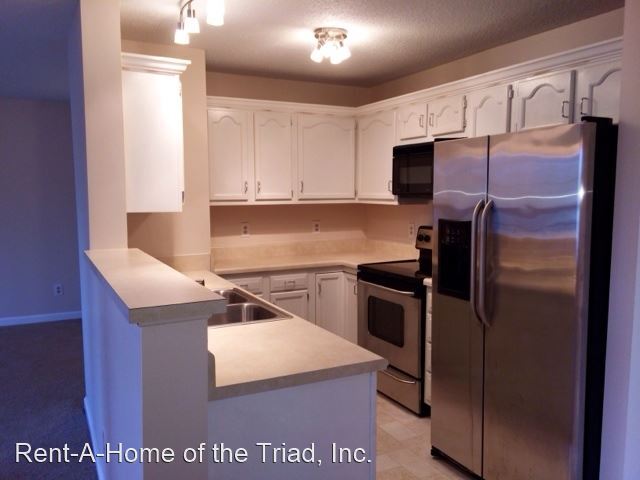 Foto del edificio - 6704 W Friendly Ave