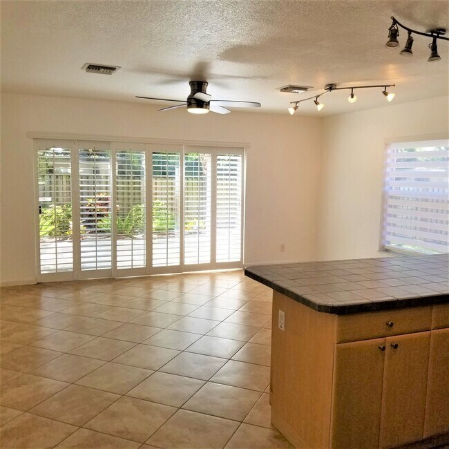 Foto del edificio - Well-maintained and amazing 2/2 townhome! ...