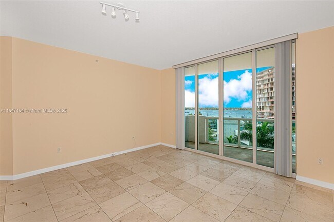 Foto del edificio - 7900 Harbor Island Dr