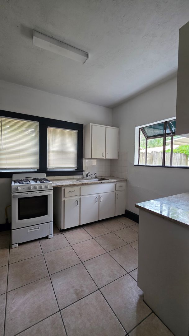Building Photo - 2 Bedroom 1 Bath Cottage