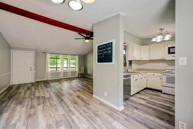 Building Photo - 3802 Red Oak Dr
