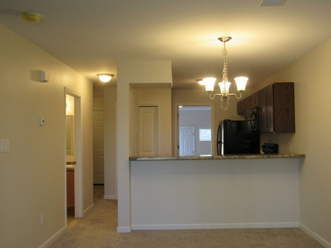 Building Photo - Remodeled Townhome!