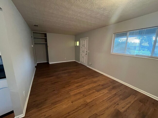 Building Photo - Charming 3/2 in Northside JAX!