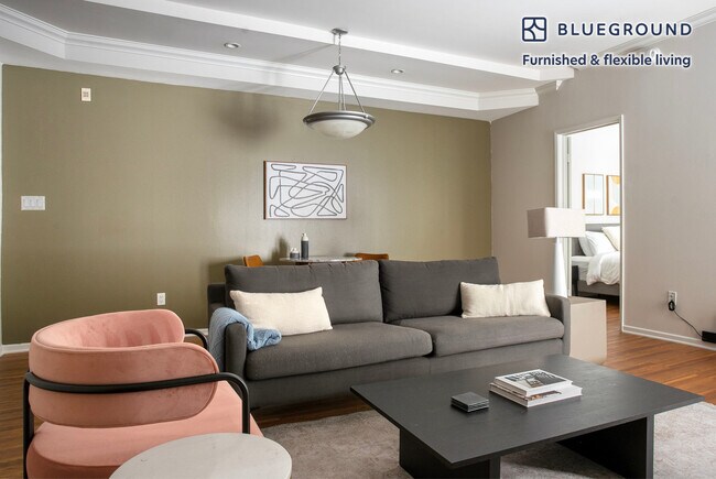 Foto del edificio - 467 S Arnaz Dr