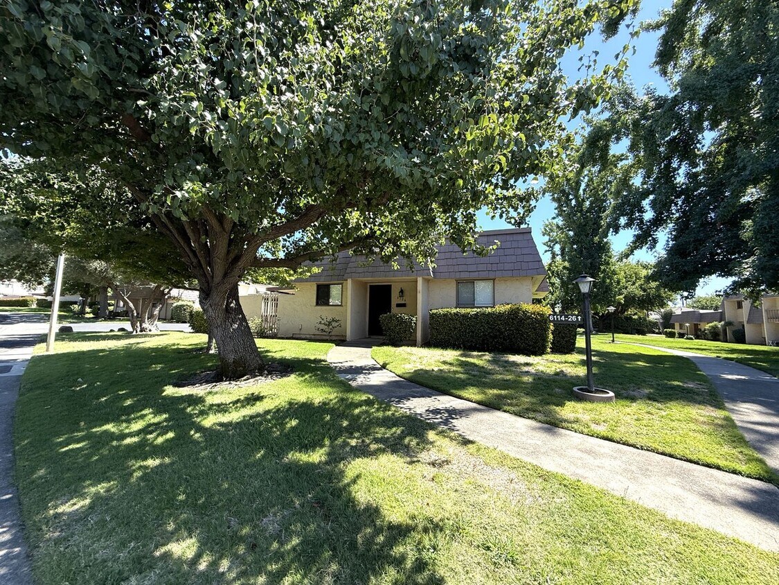 Primary Photo - Nicely updated single story condo in Carmi...
