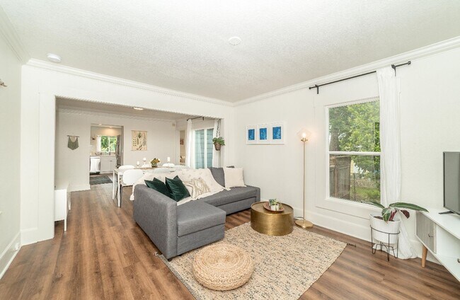 Building Photo - Charming Downtown Vancouver Bungalow