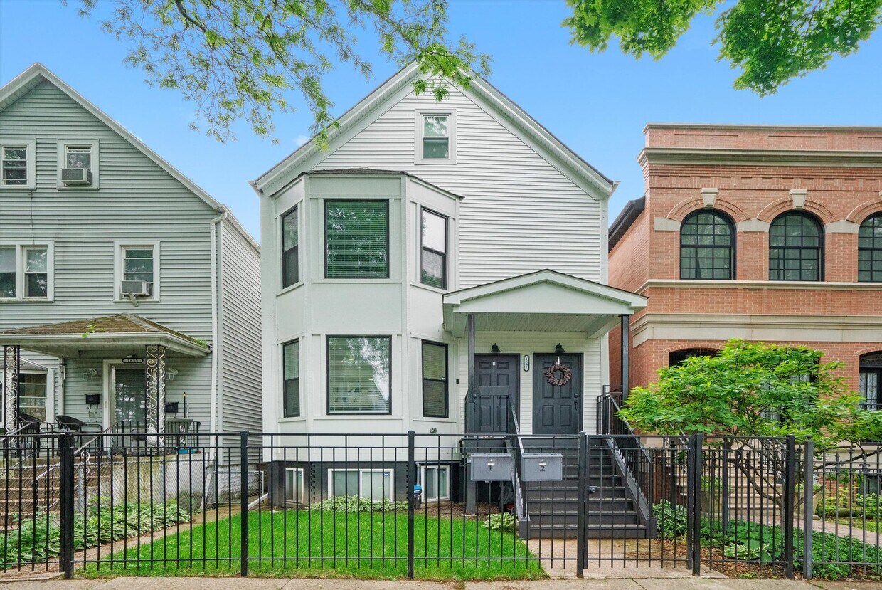 Foto principal - 1837 W Nelson St