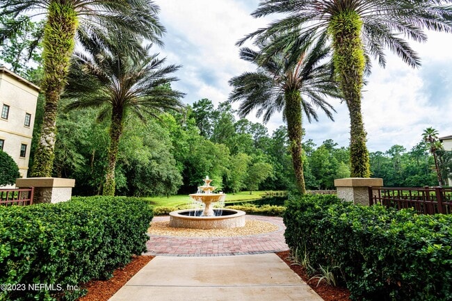 Foto del edificio - 945 Registry Blvd