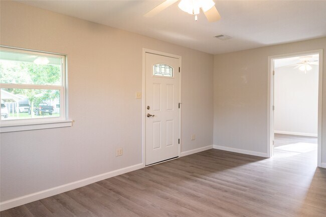 Foto del edificio - 134 E Bernard St