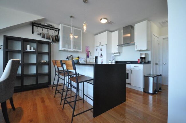 Building Photo - HOT SOUTH END LISTING!!!!!!!