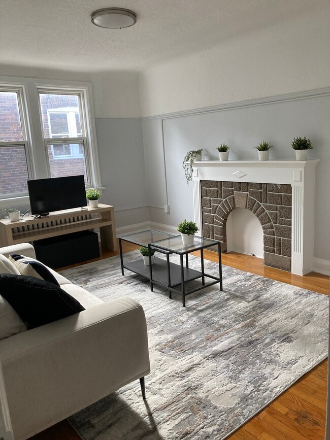 Building Photo - 1554-1574 Bathurst St