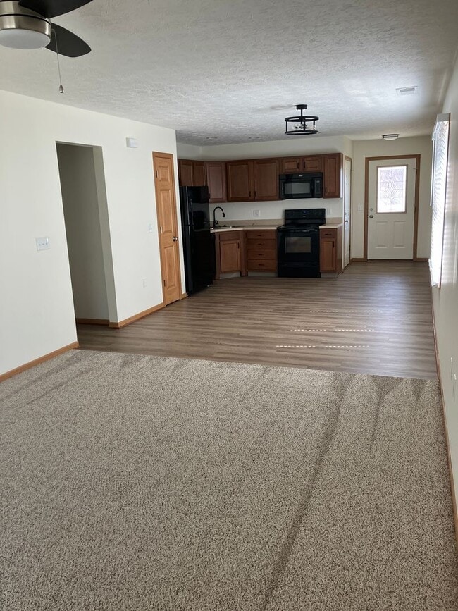 Foto del edificio - One bedroom apartment with attached one-car garage!