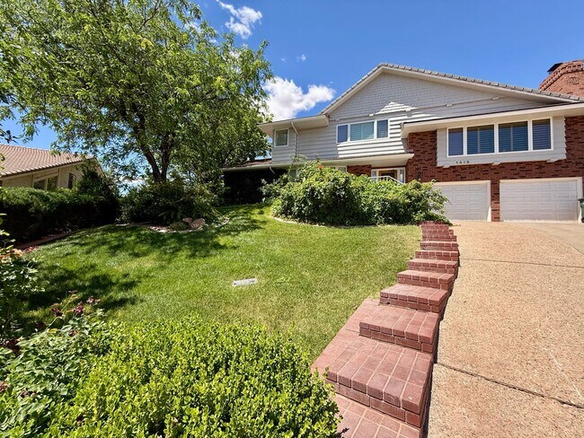 Foto del edificio - Distinctive and Spacious 5-BR Home in Bloomington