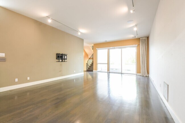 Foto del edificio - Luxury Living in Lo-Hi with Private 2 Car Garage and Rooftop Patio