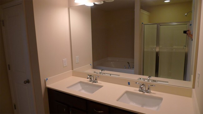 Foto del edificio - 92 Greenfield Dr